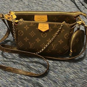 Handbag almost new. Beautiful red velvety inside.